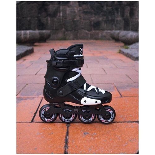 Взрослые роликовые коньки с жестким ботинком - для города и фрискейта - FR Skates FRX, черного цвета. Размер - 37